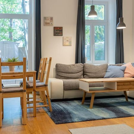 Cozy Apartment, 2 Private Terraces, 8 Min To City Center Wina Bagian luar foto