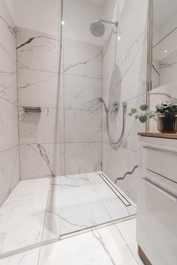 Cozy Apartment, 2 Private Terraces, 8 Min To City Center Wina Bagian luar foto