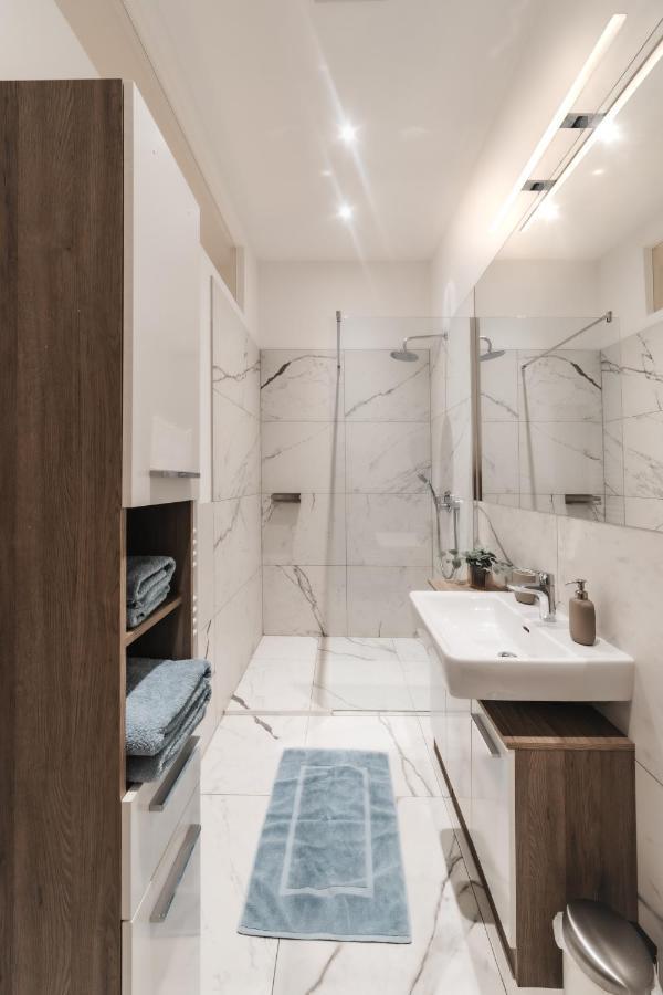 Cozy Apartment, 2 Private Terraces, 8 Min To City Center Wina Bagian luar foto