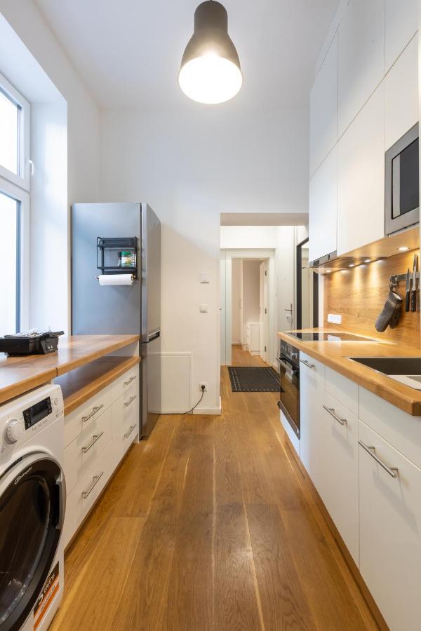 Cozy Apartment, 2 Private Terraces, 8 Min To City Center Wina Bagian luar foto