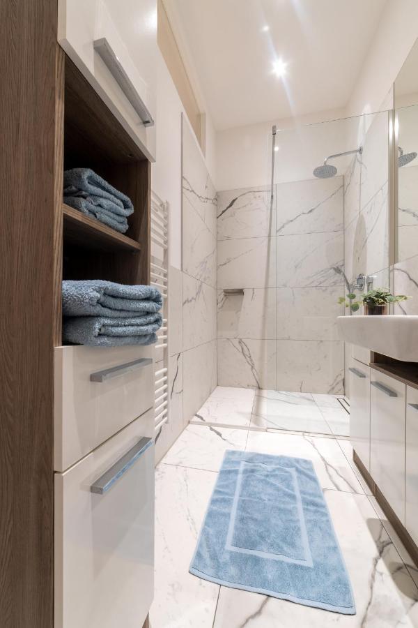 Cozy Apartment, 2 Private Terraces, 8 Min To City Center Wina Bagian luar foto