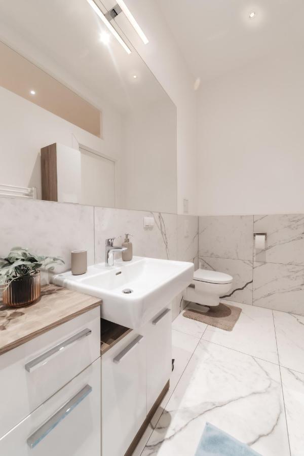 Cozy Apartment, 2 Private Terraces, 8 Min To City Center Wina Bagian luar foto