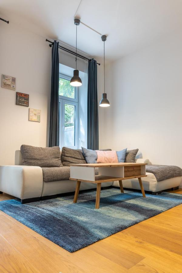 Cozy Apartment, 2 Private Terraces, 8 Min To City Center Wina Bagian luar foto