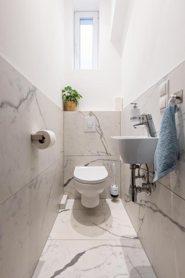 Cozy Apartment, 2 Private Terraces, 8 Min To City Center Wina Bagian luar foto